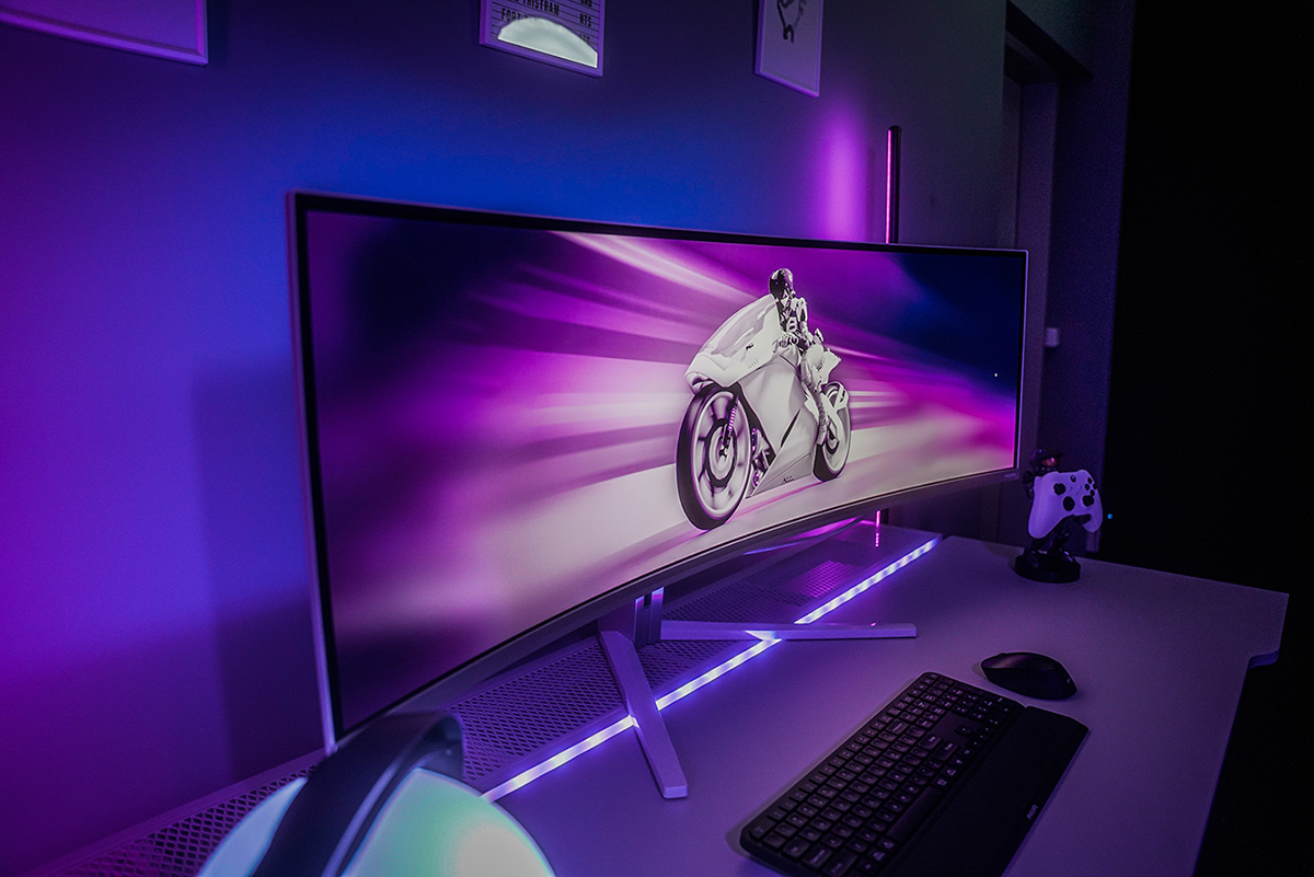 Ukrivljen gaming monitor Philips Evnia 49M2C8900 QD OLED 240Hz Ambiglow