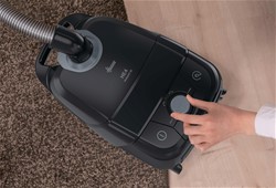 Sesalnik z vrečko HOOVER HE410H 011