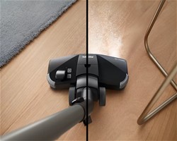 Sesalnik z vrečko Philips XD8122/10 Performer LED serije 8000